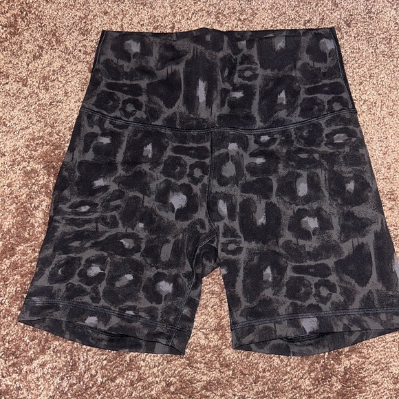 lululemon athletica Pants - lululemon athletica Black Patterned Women Shorts